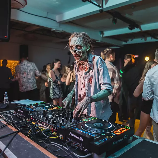 Zombie als DJ bei einer Halloweenparty